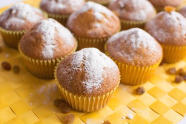 Sarı peçete üzerinde taze karaciğer çörek