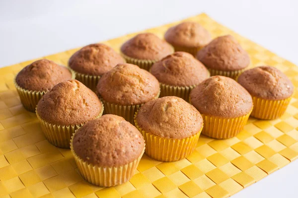 Sarı peçete üzerinde taze kek