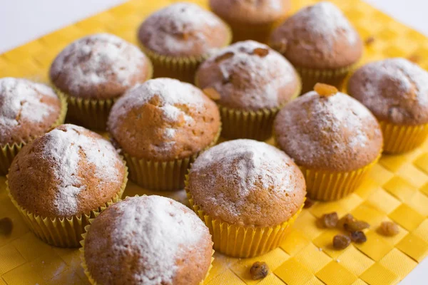 Sarı peçete üzerinde taze karaciğer çörek