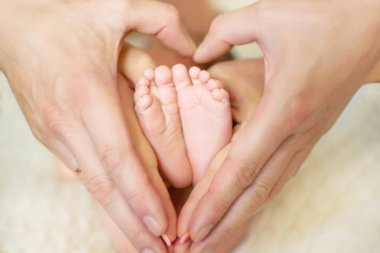 Bebek ayaklar arka plan bulanık ile annemin ve babamın elinde