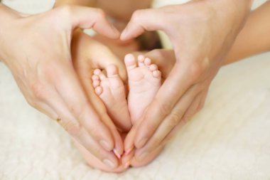 Bebek ayaklar arka plan bulanık ile annemin ve babamın elinde