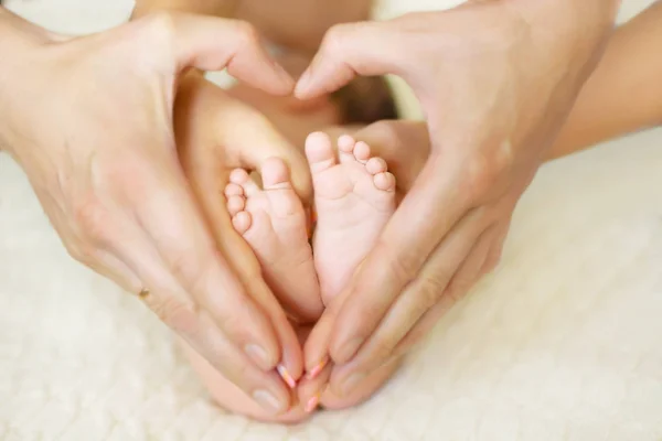 Bebek ayaklar arka plan bulanık ile annemin ve babamın elinde