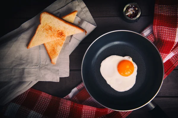 Petit déjeuner avec œufs frais — Photo