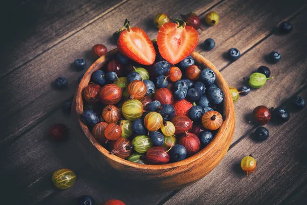 木製の背景の果実。有機食品. — ストック写真