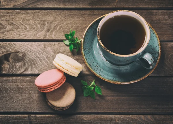 Ovanifrån macaroon och kopp te — Stockfoto