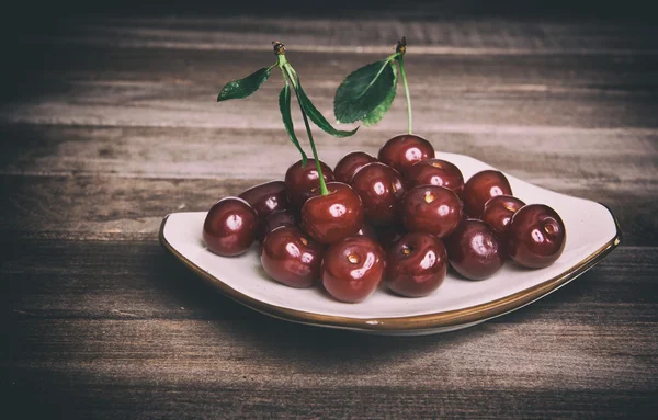Fresh cherries on wooden table. — Stock Photo, Image