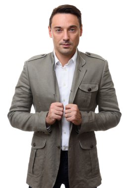 moda yakışıklı adam kameraya bakan