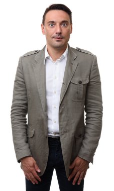 Kameraya bakarak şaşırmış casual adam