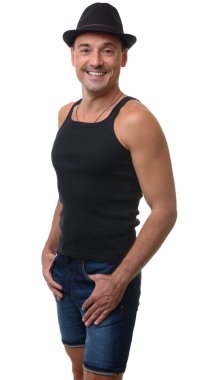 Genç adam ayakta beyaz arka plan üzerinde gülümseyen