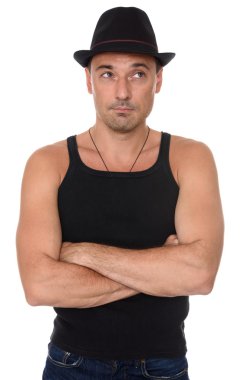 düşünme ve ararken kaslı adam