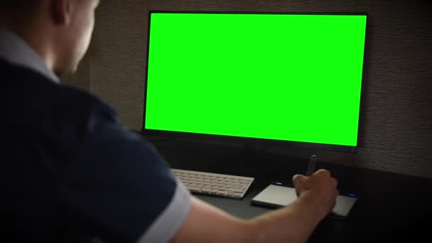 男は自宅のデスクトップ コンピューターを使用します。夜仕事 — ストック動画