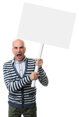 kızgın adam çığlık atar ve boş bir afişini tutar
