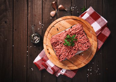ahşap bir masa üzerine kıyılmış et