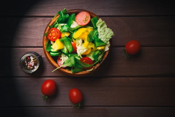 Salade de légumes frais dans un bol — Photo