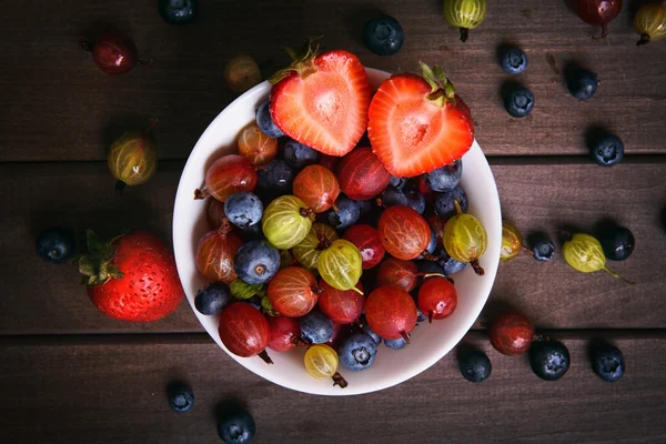 Top view of bowl with berries — Stock Photo, Image
