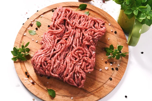 Carne picada em uma tábua de corte de madeira — Fotografia de Stock