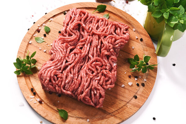 Мясо на деревянной доске
