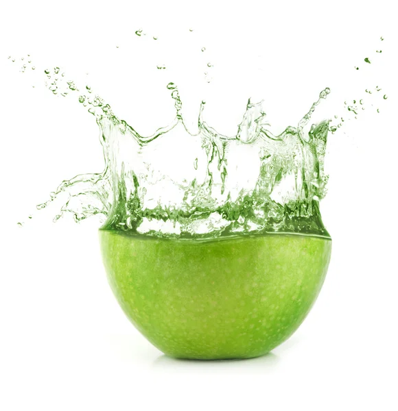 Frischer grüner Apfelsaft mit Wasserspritzer. — Stockfoto
