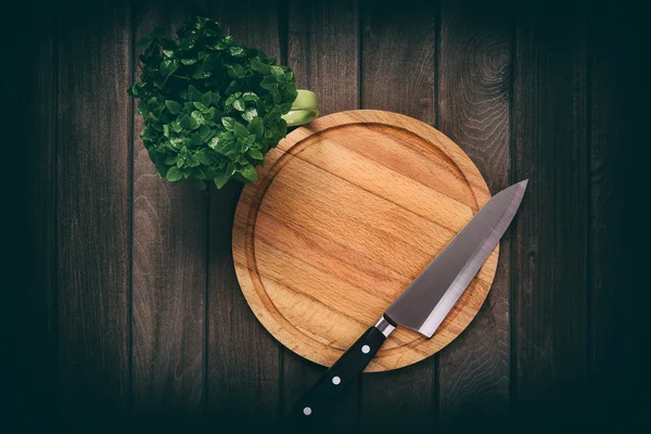 Tábua de corte em uma mesa de madeira . — Fotografia de Stock