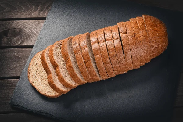 Fetta di pane fresco sul tavolo rustico — Foto Stock
