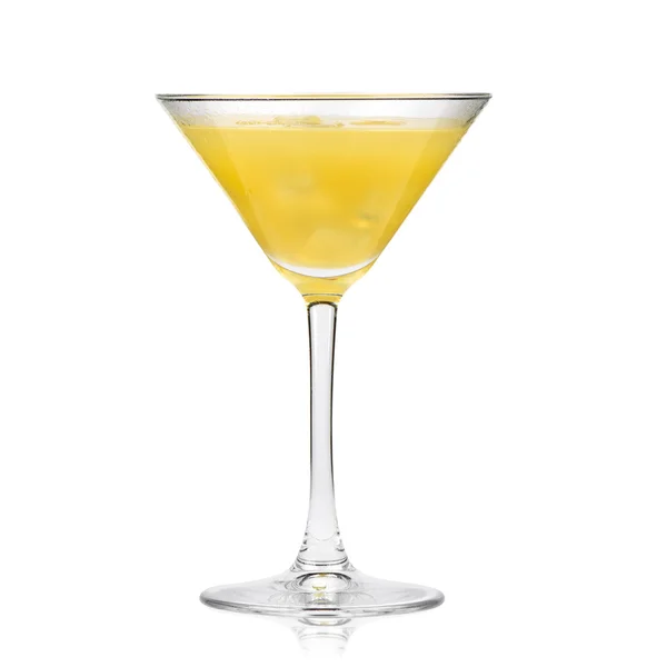 马丁尼玻璃杯中的黄色鸡尾酒 — 图库照片
