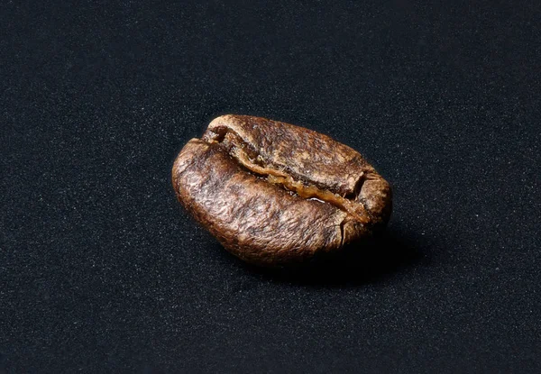 Кофейные зерна на чёрном фоне — стоковое фото