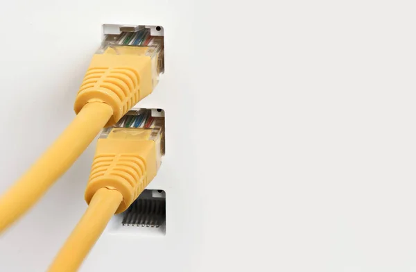 Zbliżenie na przełącznik sieciowy, kable — Zdjęcie stockowe