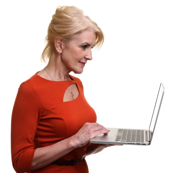 Feliz anciana usando ordenador portátil — Foto de Stock