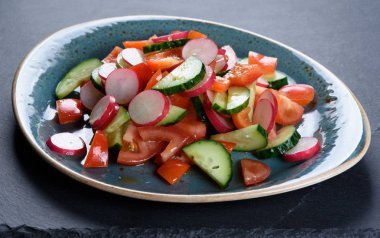 Bir plaka üzerinde vejetaryen sebze salatası