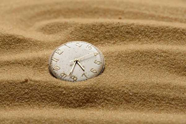 Velho relógio quebrado em um fundo de areia — Fotografia de Stock