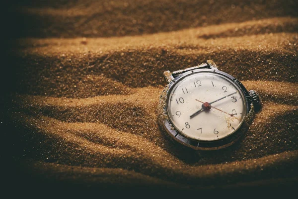 Relógio retro velho na areia — Fotografia de Stock