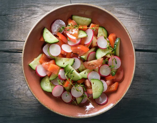 Ensalada de verduras ligeras en un plato — Foto de Stock