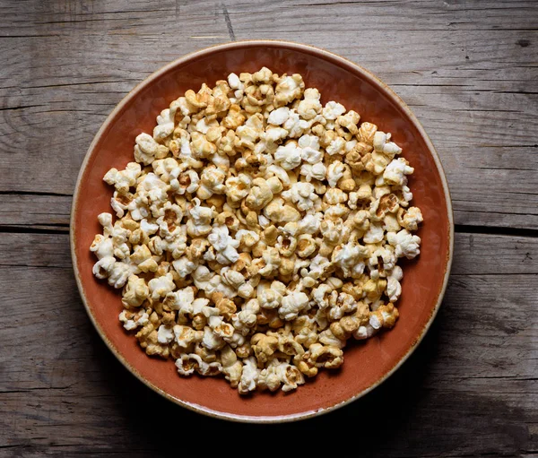 Popcorn auf einem Teller von oben — Stockfoto