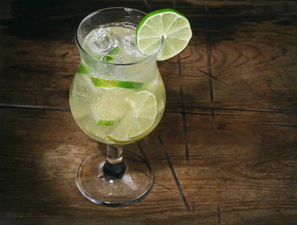 Cocktail med lime, citron, gin och isbitar — Stockfoto