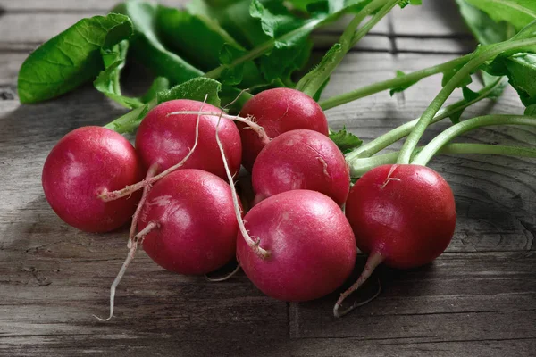 Radishes on a wooden table — Stock Photo, Image
