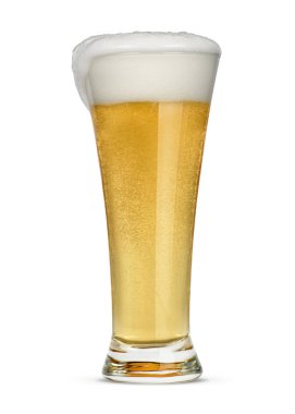 Bir bardak light bira izole edilmiş.