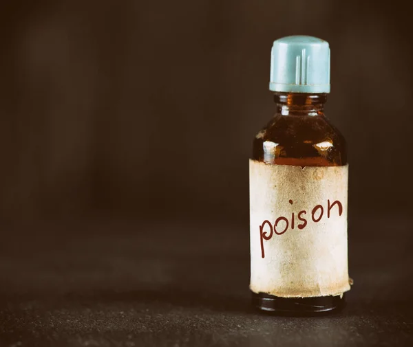 Vecchia bottiglia con veleno — Foto Stock