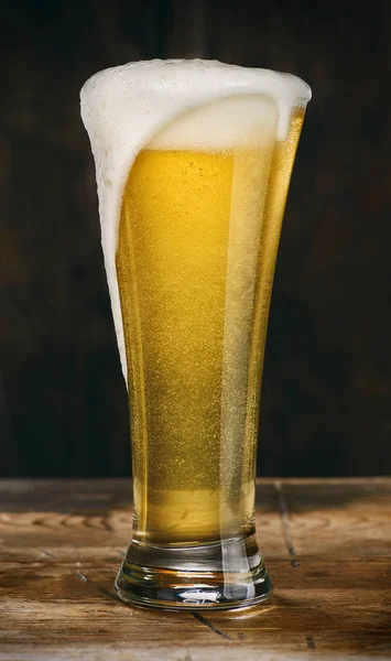 ahşap bir masa üzerinde hafif bira bardağı