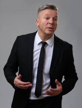 Konuşma ve el hareketi üst düzey iş adamı