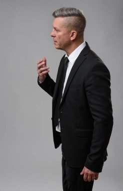 Konuşma ve el hareketi üst düzey iş adamı