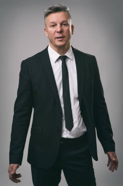 emin yakışıklı üst düzey iş adamı