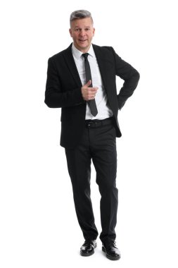 Üst düzey iş adamı tam uzunlukta izole