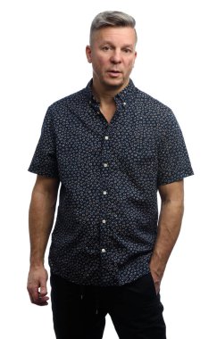 Trendy orta yaşlı adam izole