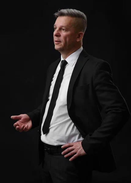 Бізнесмен в чорному костюмі і білій сорочці — стокове фото