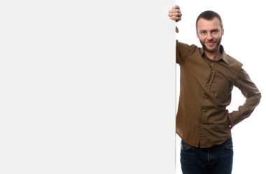 sakallı adam ve boş reklam kurulu kopya alanı ile