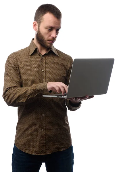 Oung homem trabalhando com laptop — Fotografia de Stock