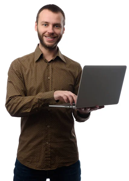 Barbudo hombre sosteniendo ordenador portátil aislado — Foto de Stock