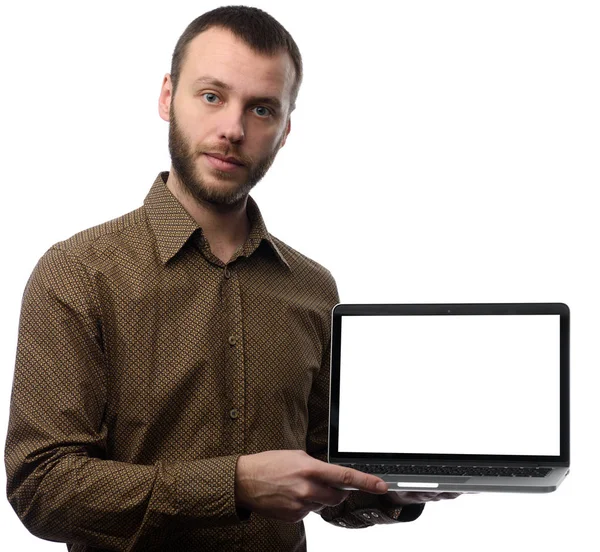 Porträtt av leende ung man med laptop isolerade — Stockfoto