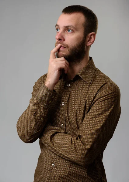 Lässiger bärtiger Mann, der wegschaut und nachdenkt — Stockfoto