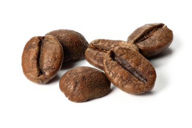 kavrulmuş kahve çekirdeği üzerinde beyaz izole